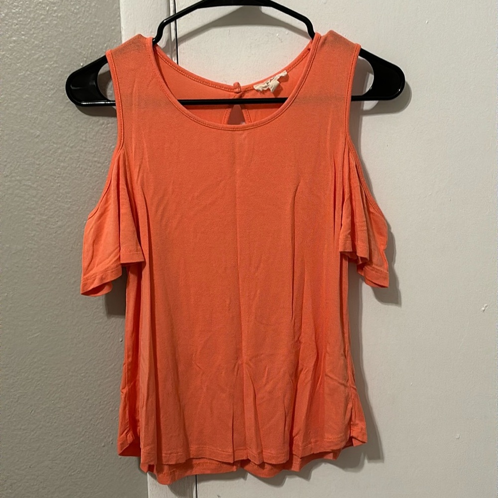 E (hanger) M cold shoulder blouse